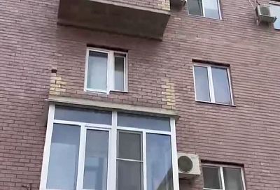 В Краснодаре пострадавшие при обрушении части балкона мужчины находятся в реанимации