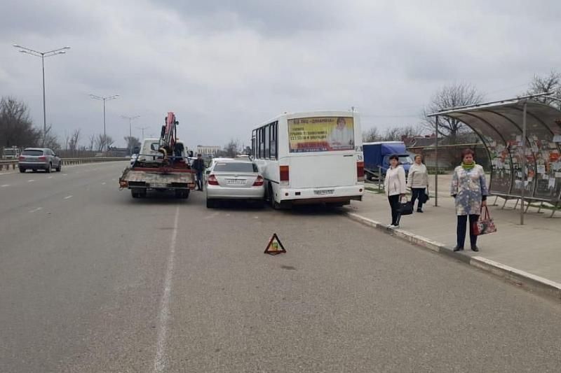 В Краснодаре водитель устроил ДТП с участием маршрутки и скрылся с места аварии