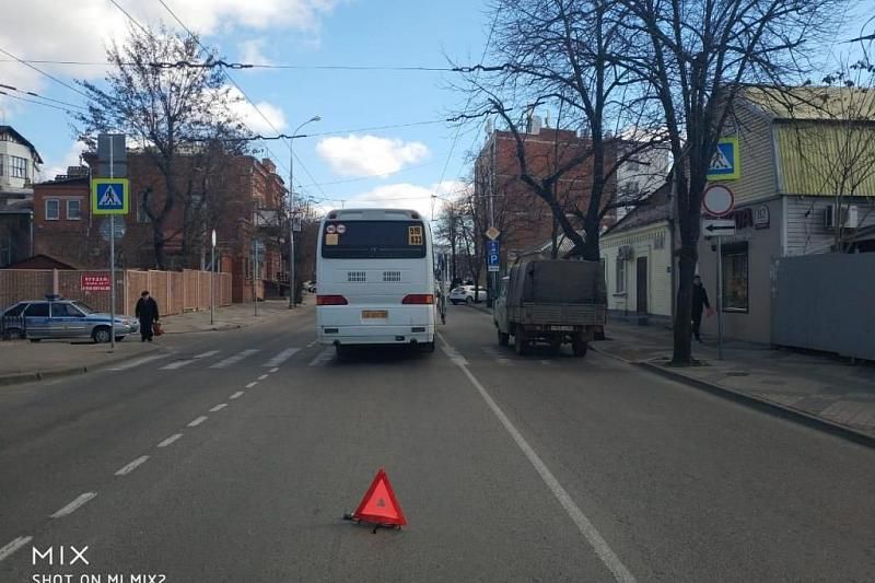 В центре Краснодара автобус сбил школьницу на «зебре»