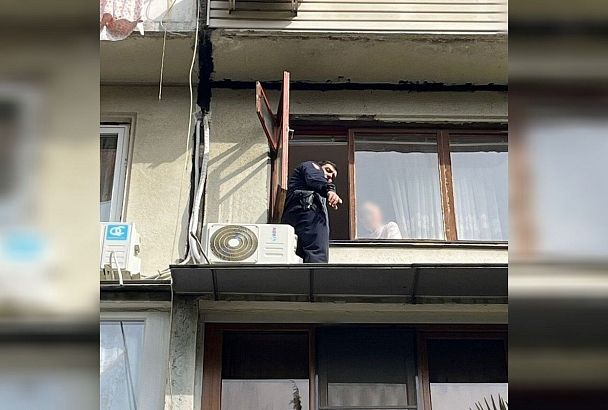 Полицейский спас пенсионерку от падения с 4 этажа многоквартирного дома в Сочи