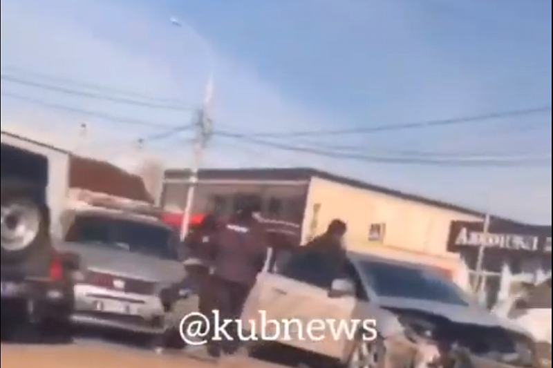 В Краснодаре 20-летний водитель протаранил полицейский автомобиль (видео)