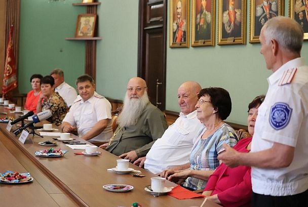 Александр Власов встретился с казачьими семьями в преддверии Дня семьи, любви и верности
