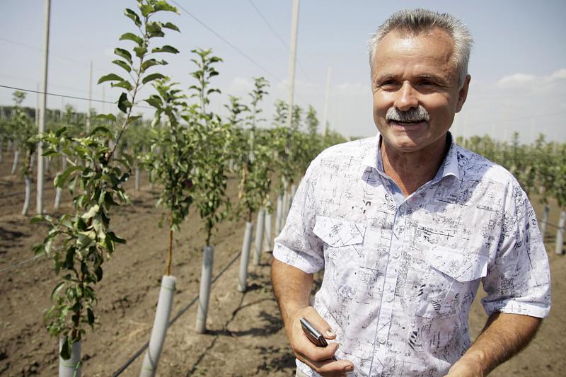 Агроном-садовод СПК «Колос» Олег Дудий уверен: за современными технологиями – будущее кубанского садоводства.