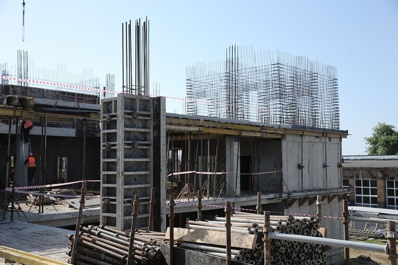 Строители возвели два этажа новой школы в краснодарской станице Старокорсунской 