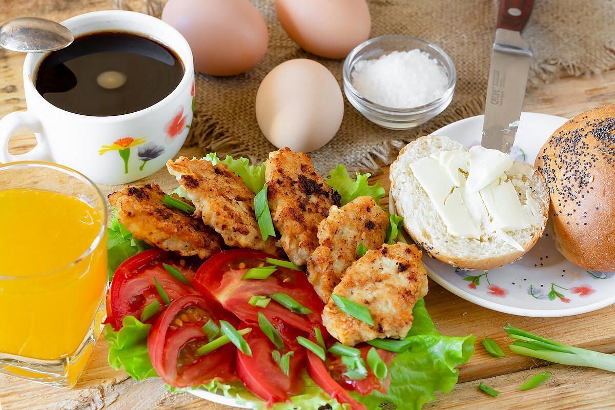 Если в холодильнике осталось всего 200 граммов фарша, но нужно накормить всю семью. Готовлю котлеты с овощами