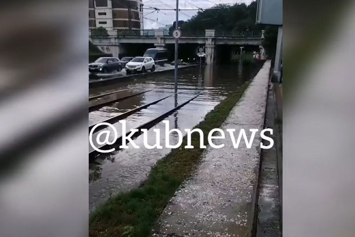 Трамваи в центре Краснодара остановились из-за подтопления на улице Переходной