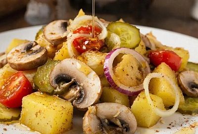 Гарнир, который затмит любое мясо. Как приготовить тёплый салат с картошкой и шампиньонами