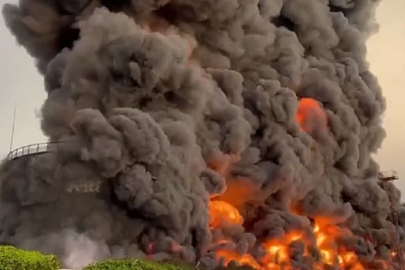 Масштабный пожар произошел на нефтебазе в Севастополе после атаки БПЛА
