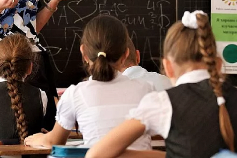 Минпросвещения РФ поддержало идею о значках в качестве элемента школьной формы