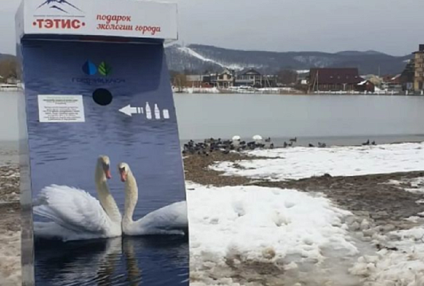Автоматическую кормушку для лебедей и уток установили на берегу озера Круглое в Горячем Ключе