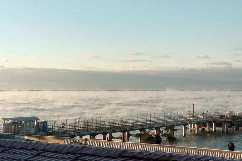 Жители Сочи заметили над морем белую дымку 