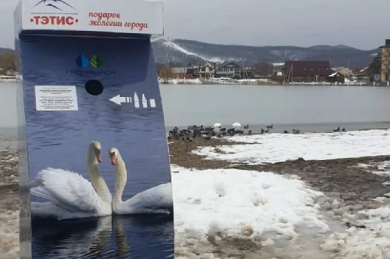 Автоматическую кормушку для лебедей и уток установили на берегу озера Круглое в Горячем Ключе