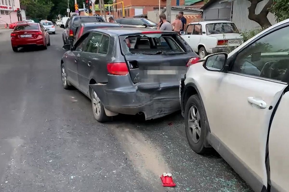 В Краснодаре водитель Toyota с ребенком в салоне устроил массовое ДТП и скрылся