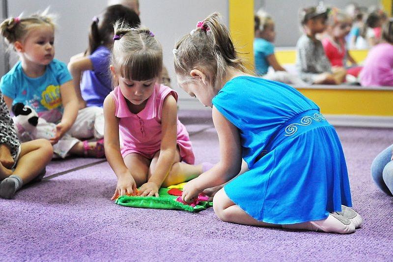 Медведев пообещал полностью решить проблему доступности детских садов 