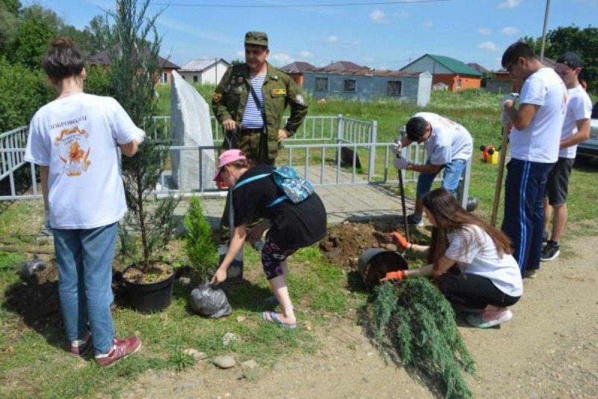 В Белореченском районе благоустроили территорию мемориала Великой Отечественной войны