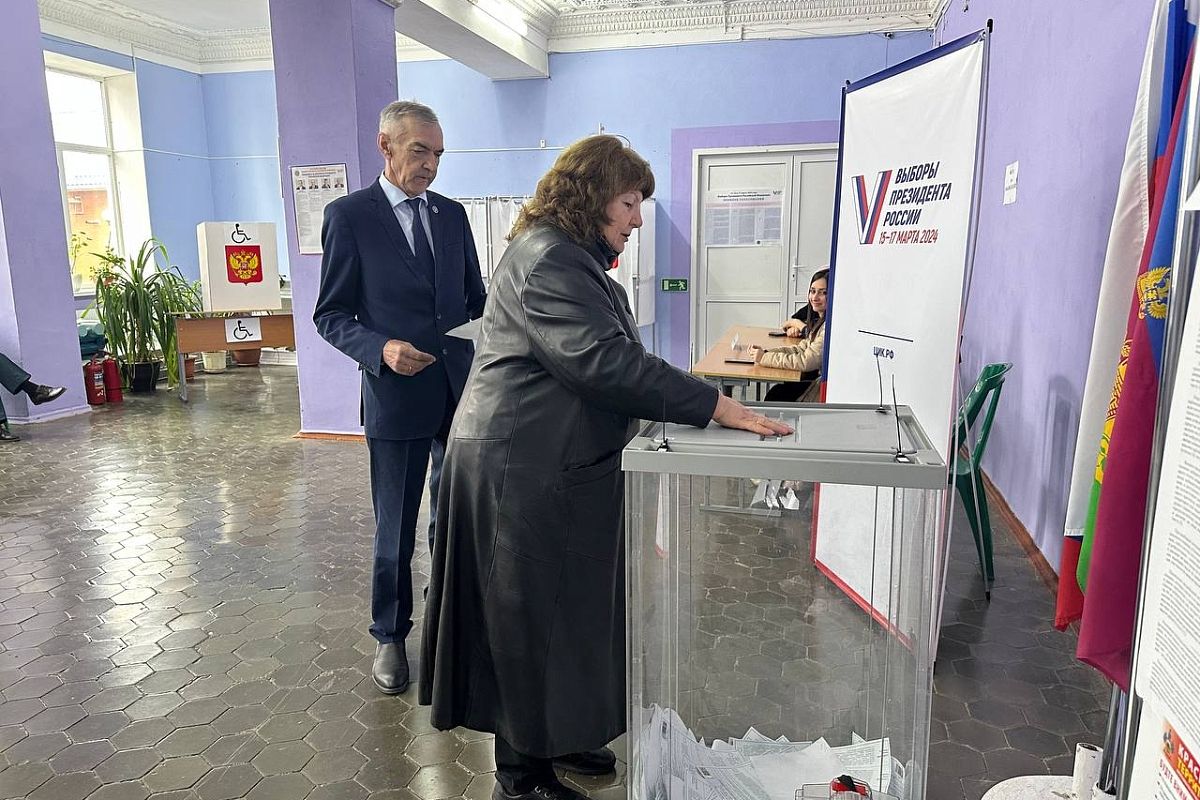 Глава Староминского района Владимир Горб вместе с супругой пришел отдать свой голос за будущего национального лидера