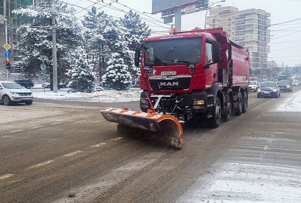 В Краснодаре всю ночь будут чистить дороги от снега