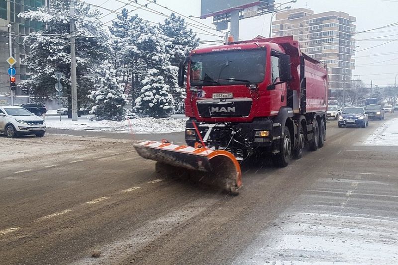 В Краснодаре всю ночь будут чистить дороги от снега