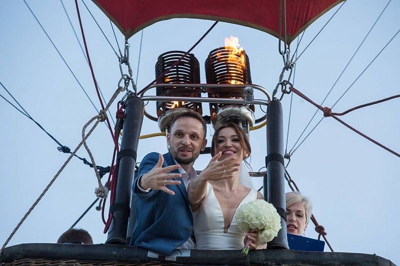 Свадьба в небе: молодожены обменялись кольцами на воздушном шаре в Анапе