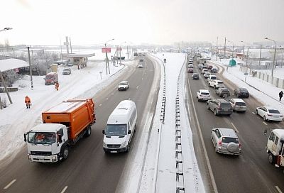 В расчистке трасс Краснодарского края от снега задействовано около 470 спецмашин