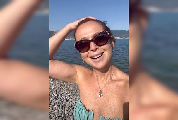 Актриса Елена Захарова снялась в купальнике на пляже в Новороссийске