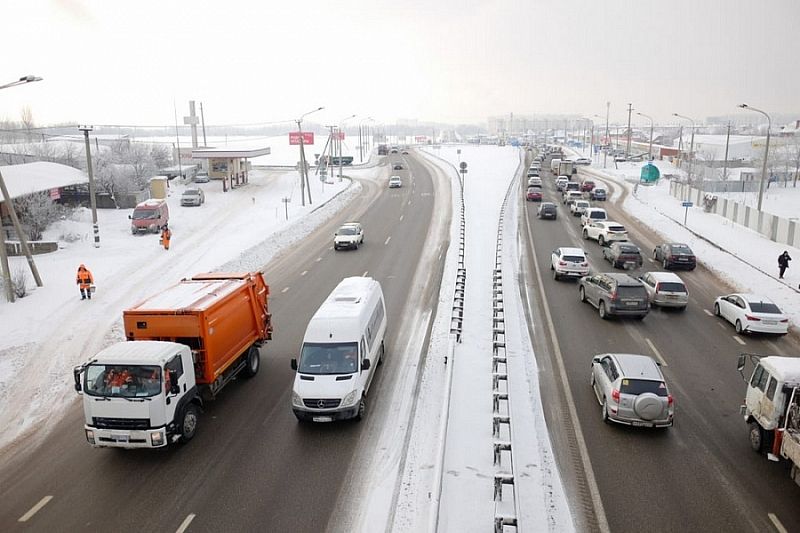 В расчистке трасс Краснодарского края от снега задействовано около 470 спецмашин