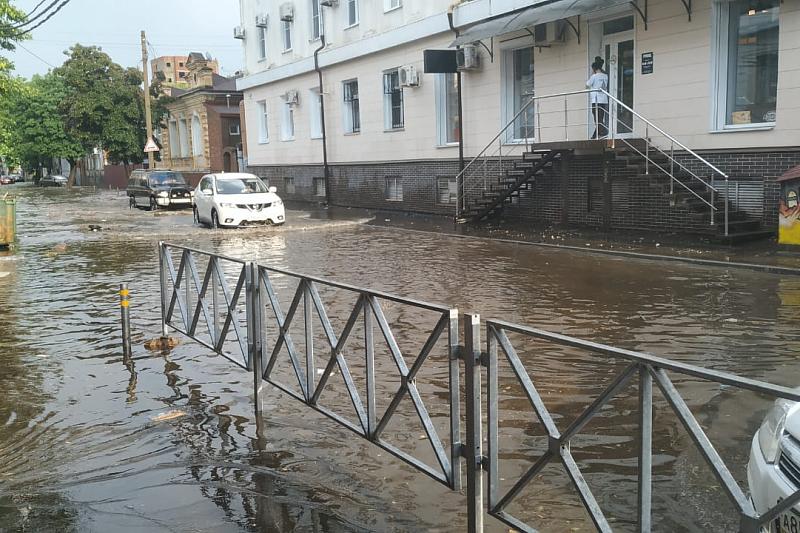 Сильный ливень затопил улицы Краснодара