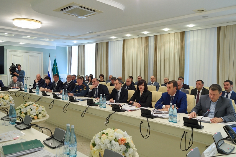 Глава Адыгеи провел совещание с руководителями отраслевых министерств республики и главами муниципальных образований