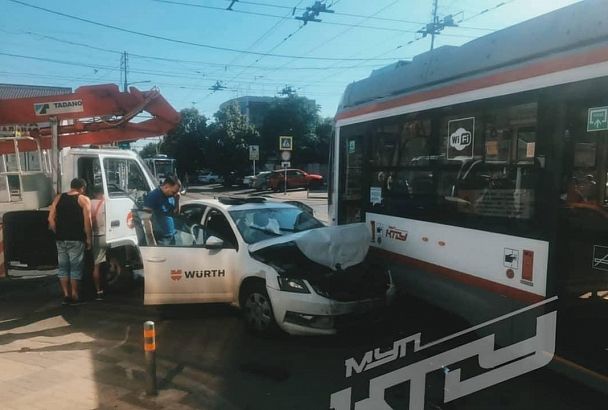 Тройное ДТП с участием трамвая произошло в Краснодаре