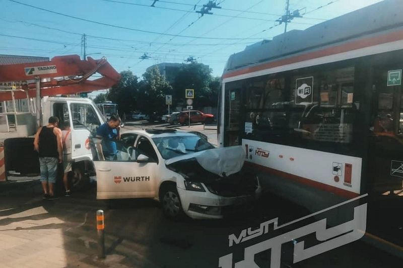 Тройное ДТП с участием трамвая произошло в Краснодаре