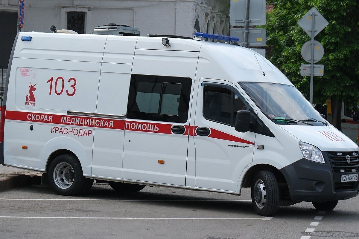 Помощь медиков потребовалась трем ученикам школы №104 в Краснодаре: дети пожаловались на странный запах в кабинете