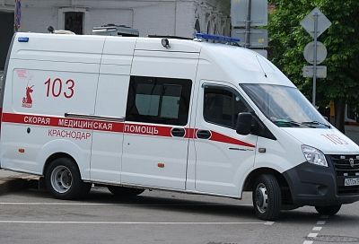 Помощь медиков потребовалась трем ученикам школы №104 в Краснодаре: дети пожаловались на странный запах в кабинете