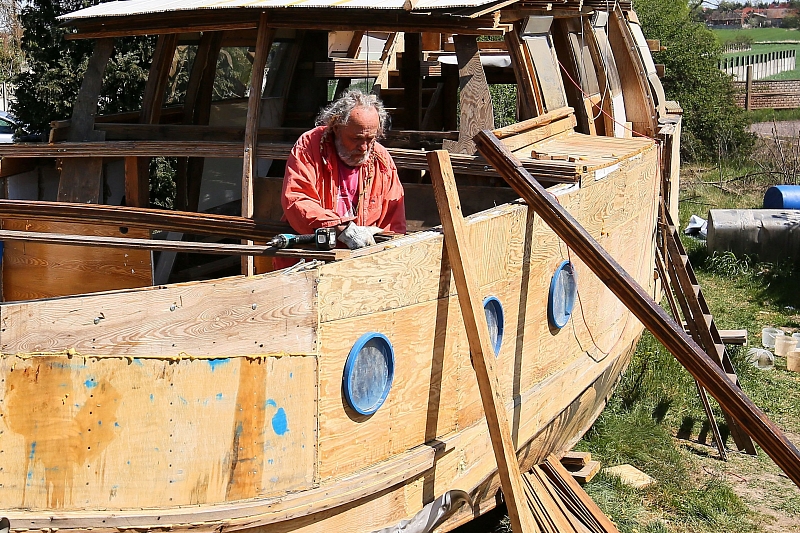 Пенсионер построил яхту из досок от старого дома и собирается на ней жить, путешествуя