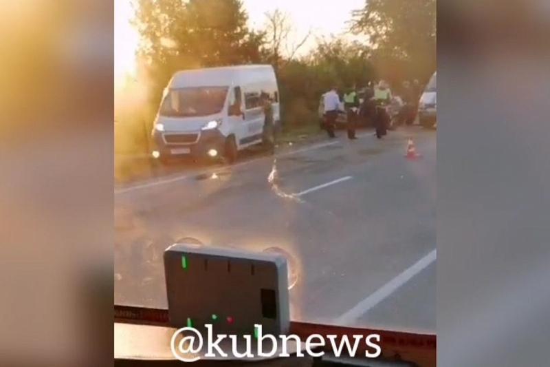 Появилось видео с места жесткого ДТП в Краснодарском крае с 2 погибшими