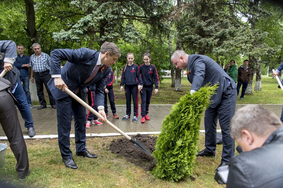 Генеральный директор Краснодарского НПЗ Сергей Кращук (на фото слева) и глава Западного округа Краснодара Александр Кучмин приняли самое активное участие в посадке молодых деревьев.