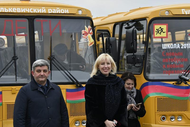 Вице-губернатор Анна Минькова вручила директорам школ ключи от автобусов.
