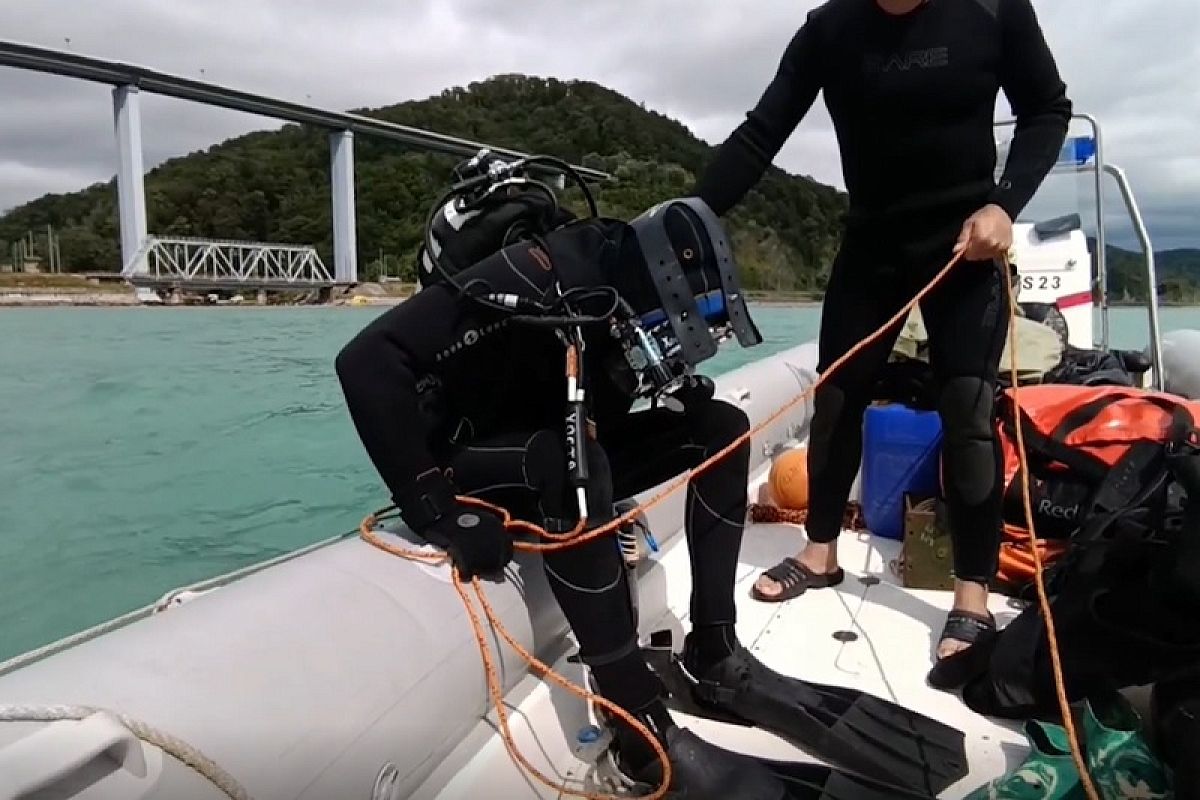 Водолазы второй день ищут унесенных в море туристов в Сочи