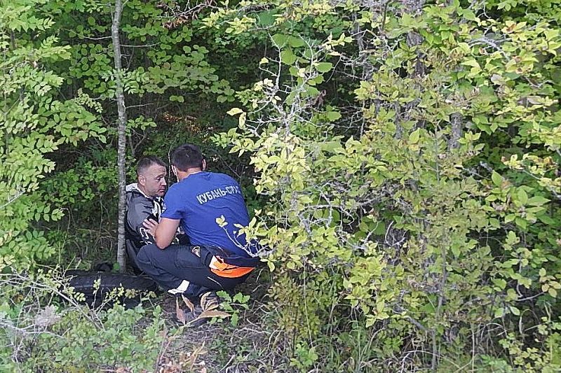 В Краснодарском крае спасатели вывезли из леса пострадавшего мотоциклиста