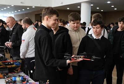Более 500 студентов в Армавире приняли участие во втором форуме БПЛА «Пилоты нового времени»