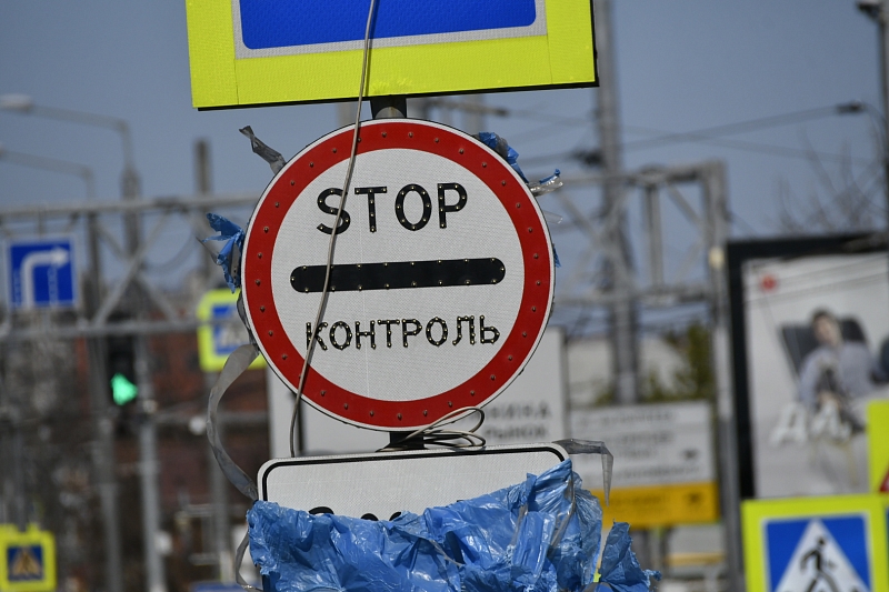 В Краснодаре сотрудники ДПС проверяют режим въезда и выезда автомобилей в условиях карантина