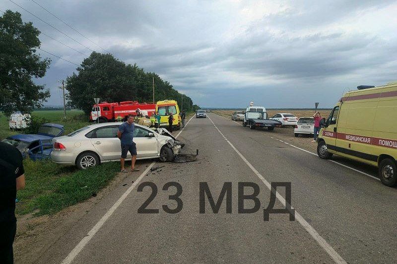 Не уступил дорогу: на Кубани в ДТП с двумя иномарками пострадали пять человек