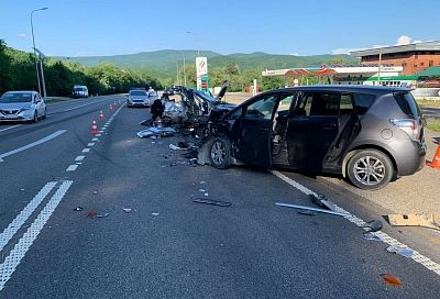 В Краснодарском крае в массовом ДТП на трассе к Черному морю погибли два человека