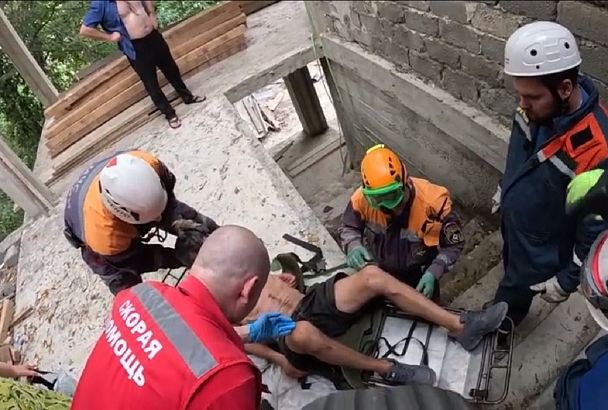 Спасатели эвакуировали мужчину с травмой спины из недостроенного здания в Сочи