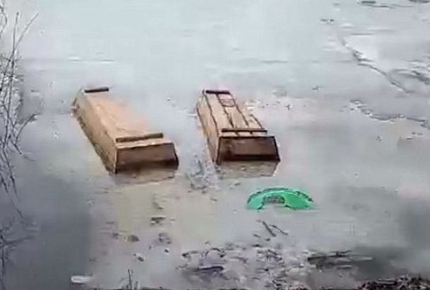 В Саранске из местного озера всплыли два деревянных гроба