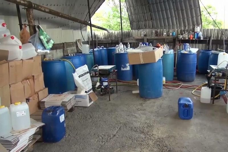 Полицейские нашли в горах Сочи подпольный склад с 25 тоннами алкоголя