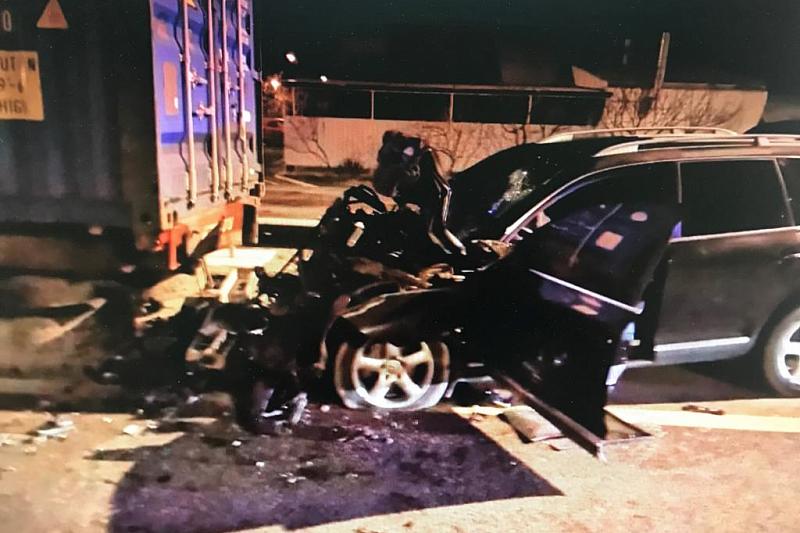Под Краснодаром в ДТП погиб водитель, влетевший ночью в припаркованную фуру