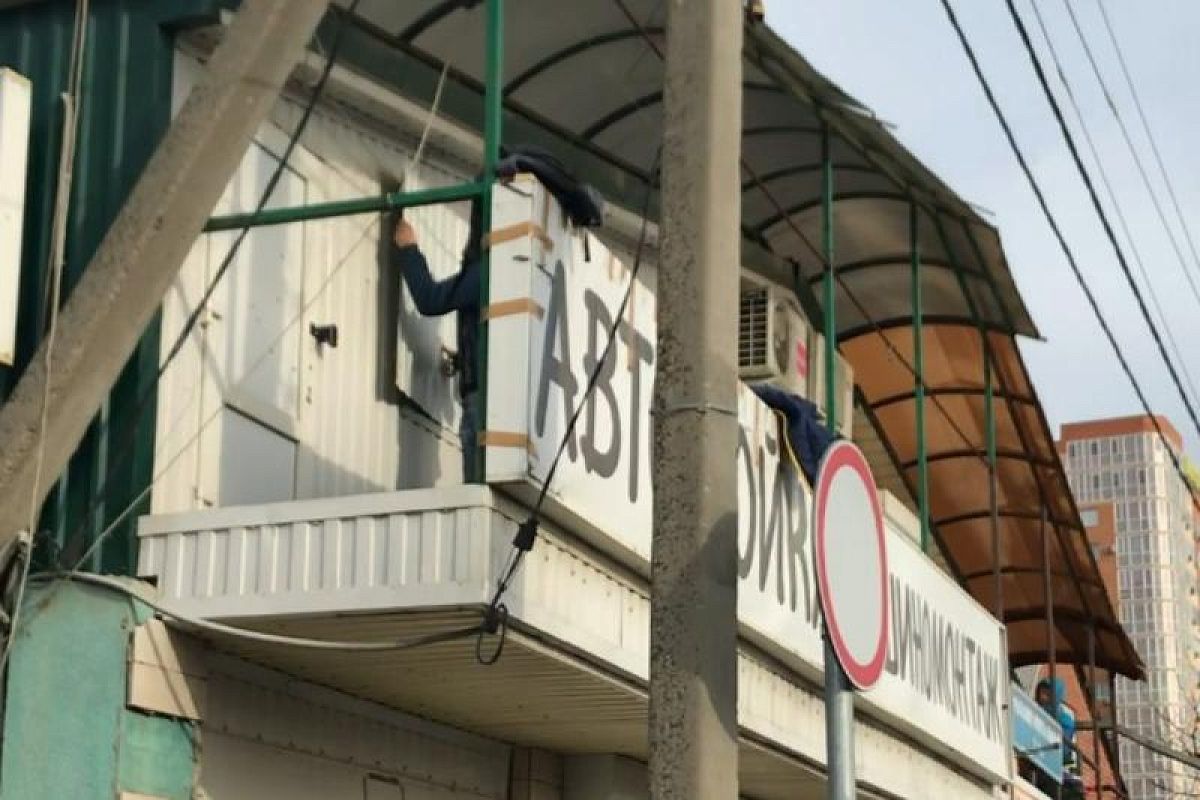 В Краснодаре снесли самострой-мансарду над автомойкой