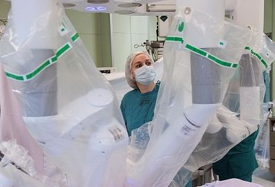 Робот-хирург впервые помог краснодарским врачам провести операцию женщине с раком матки