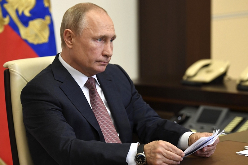 «Развели канитель»: Путин возмутился ситуацией с выплатами медикам