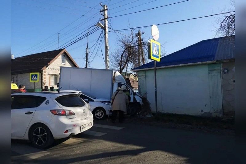 В Краснодаре «Газель» после столкновения с «Фордом» влетела в стену частного дома